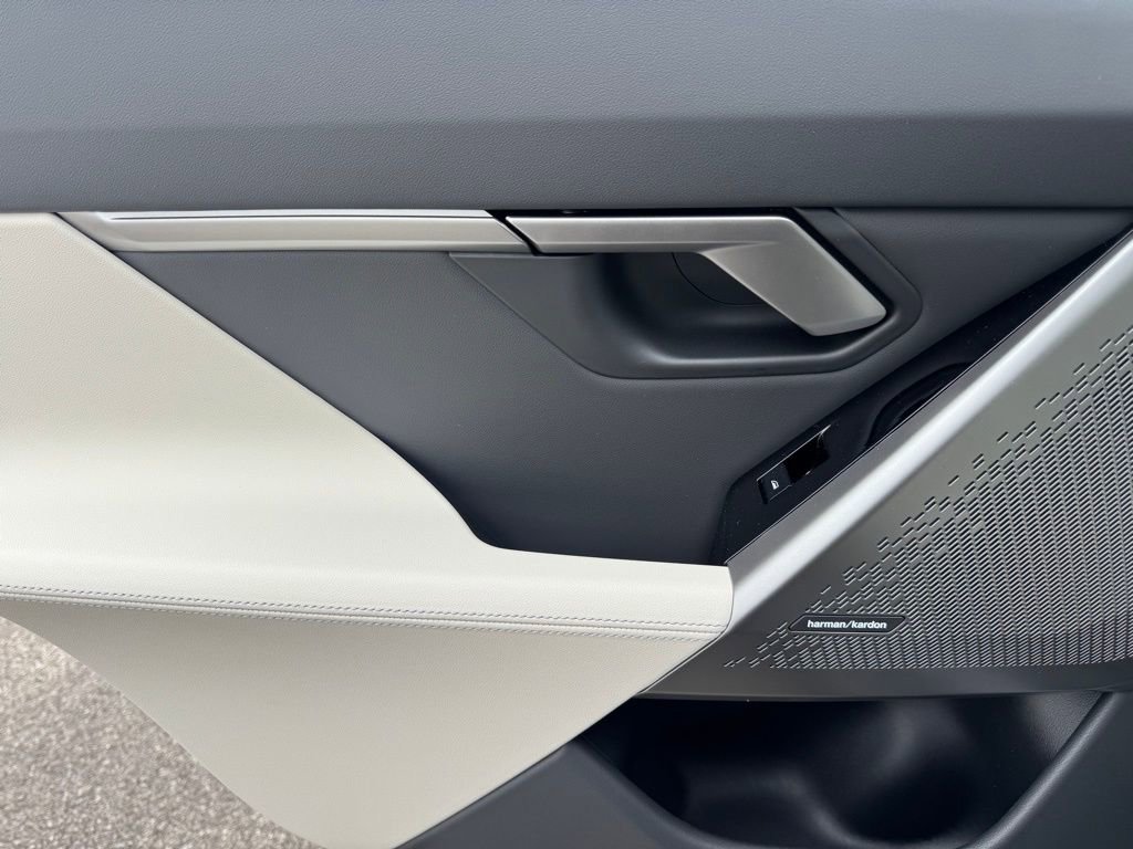 New 2026 BMW 550e xDrive w/ Premium Package image 19