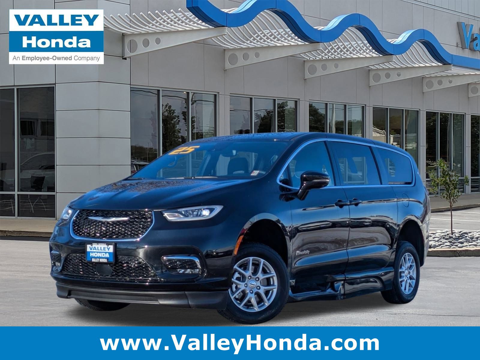 Used 2025 Chrysler Pacifica Select