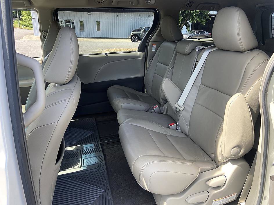 Used 2016 Toyota Sienna XLE FWD image 12
