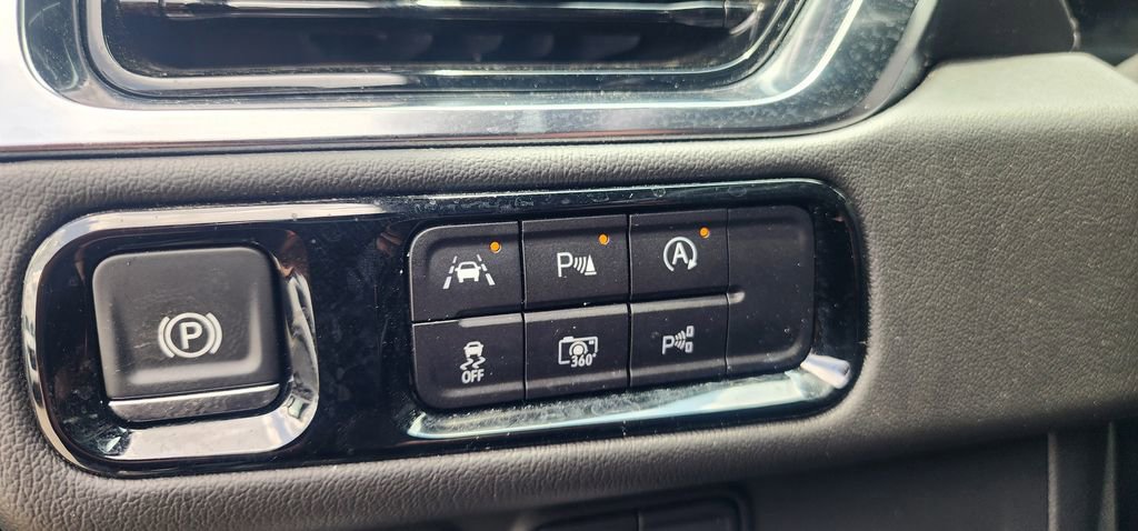 Used 2025 GMC Yukon XL Denali RWD image 27