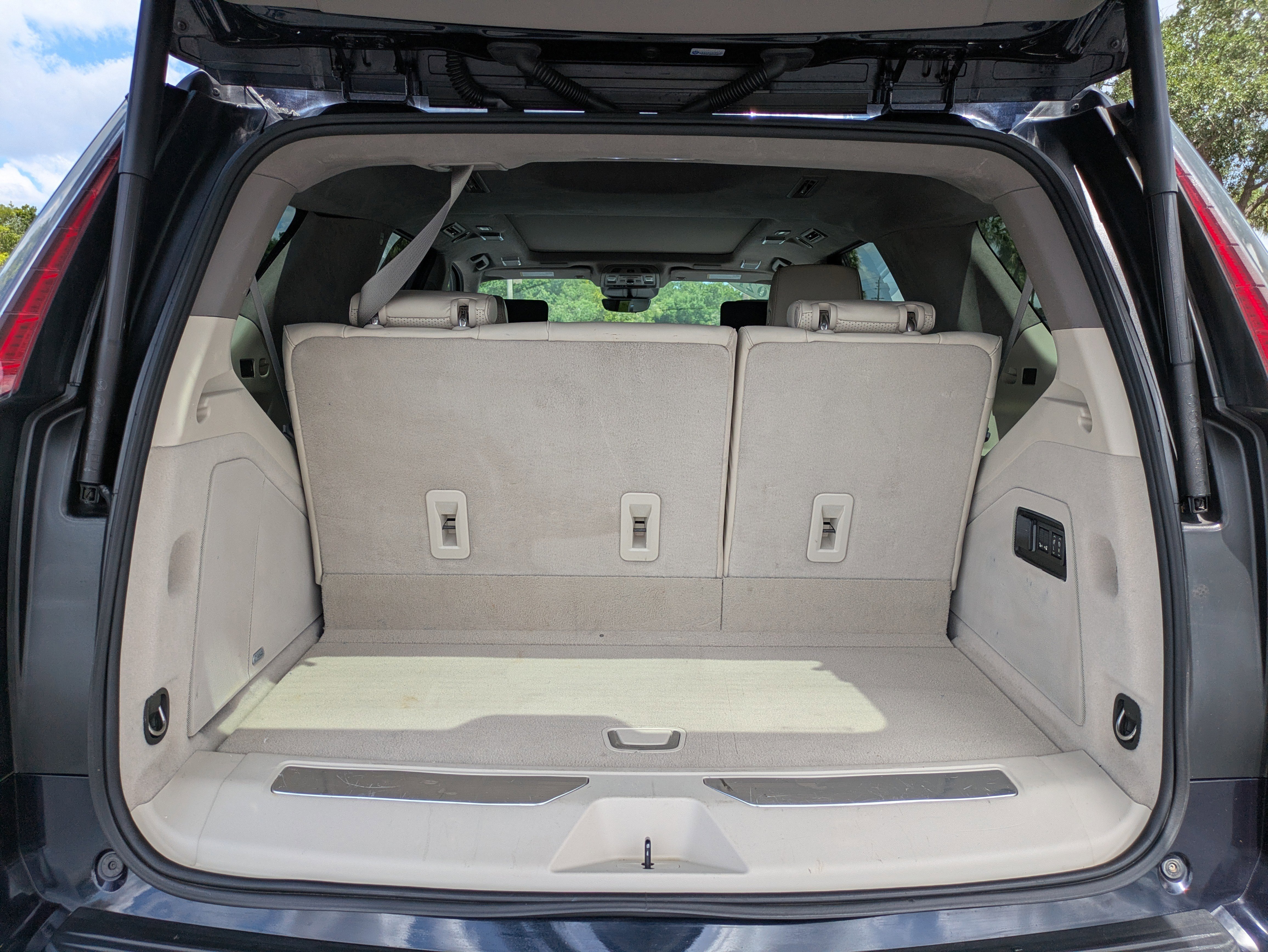 Used 2021 Cadillac Escalade Premium Luxury Platinum AWD/4WD image 11