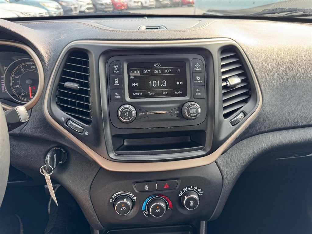Used 2018 Jeep Cherokee Latitude w/ Altitude Package FWD image 15