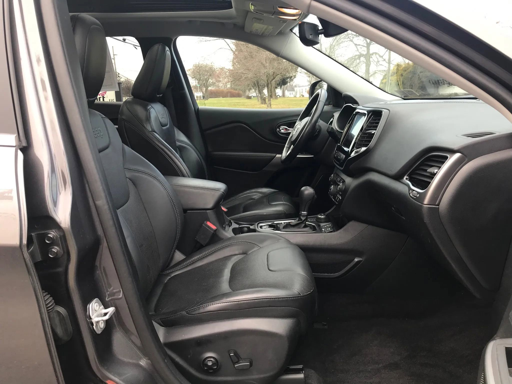 Used 2019 Jeep Cherokee Limited w/ Technology Group image 55