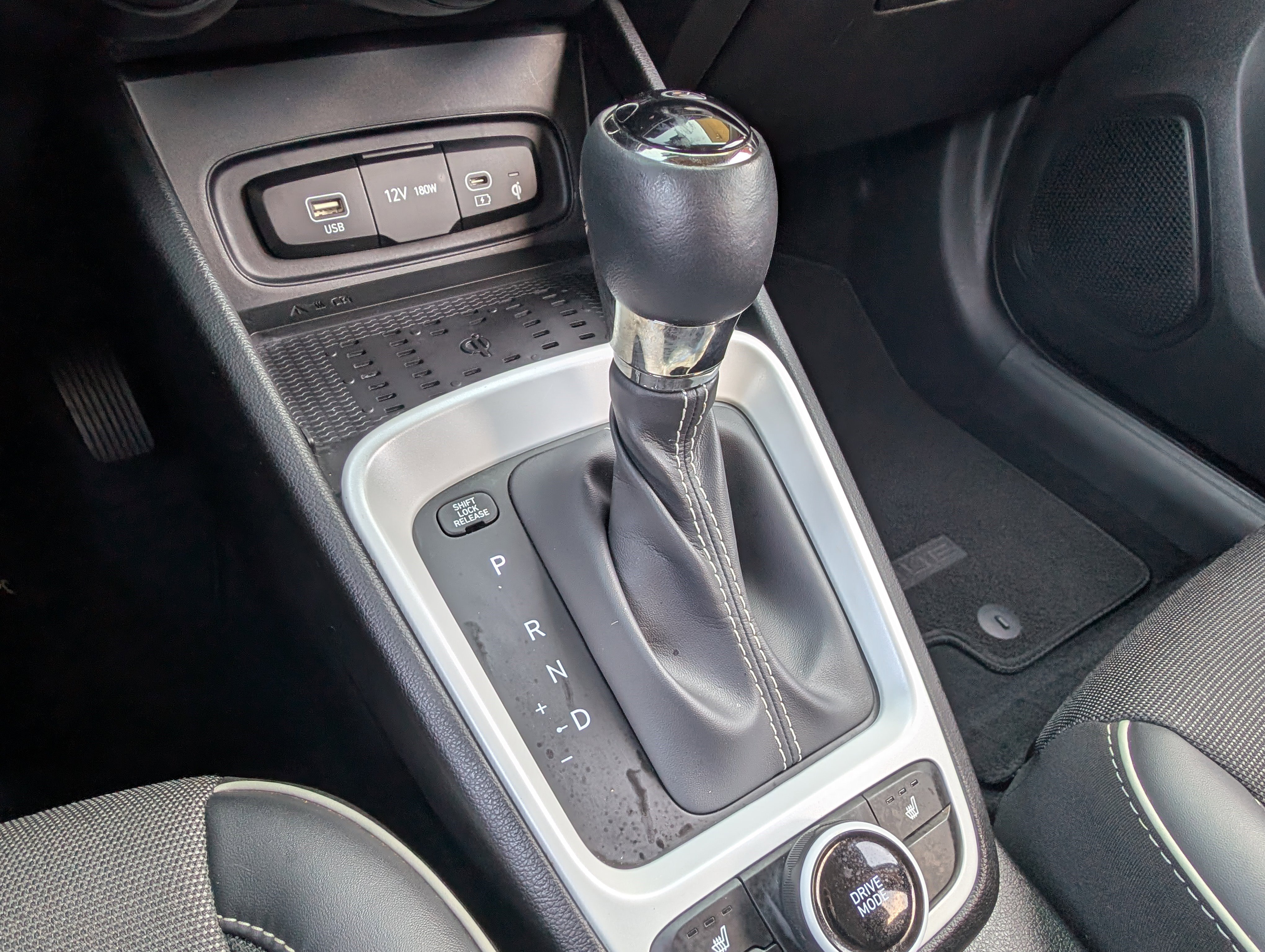 Used 2024 Hyundai Venue Limited image 29