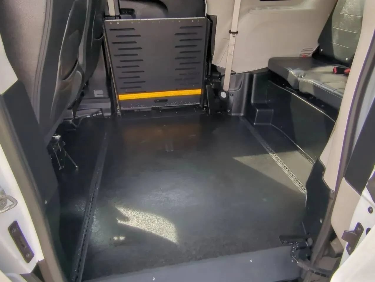 Used 2023 Chrysler Voyager LX FWD image 22