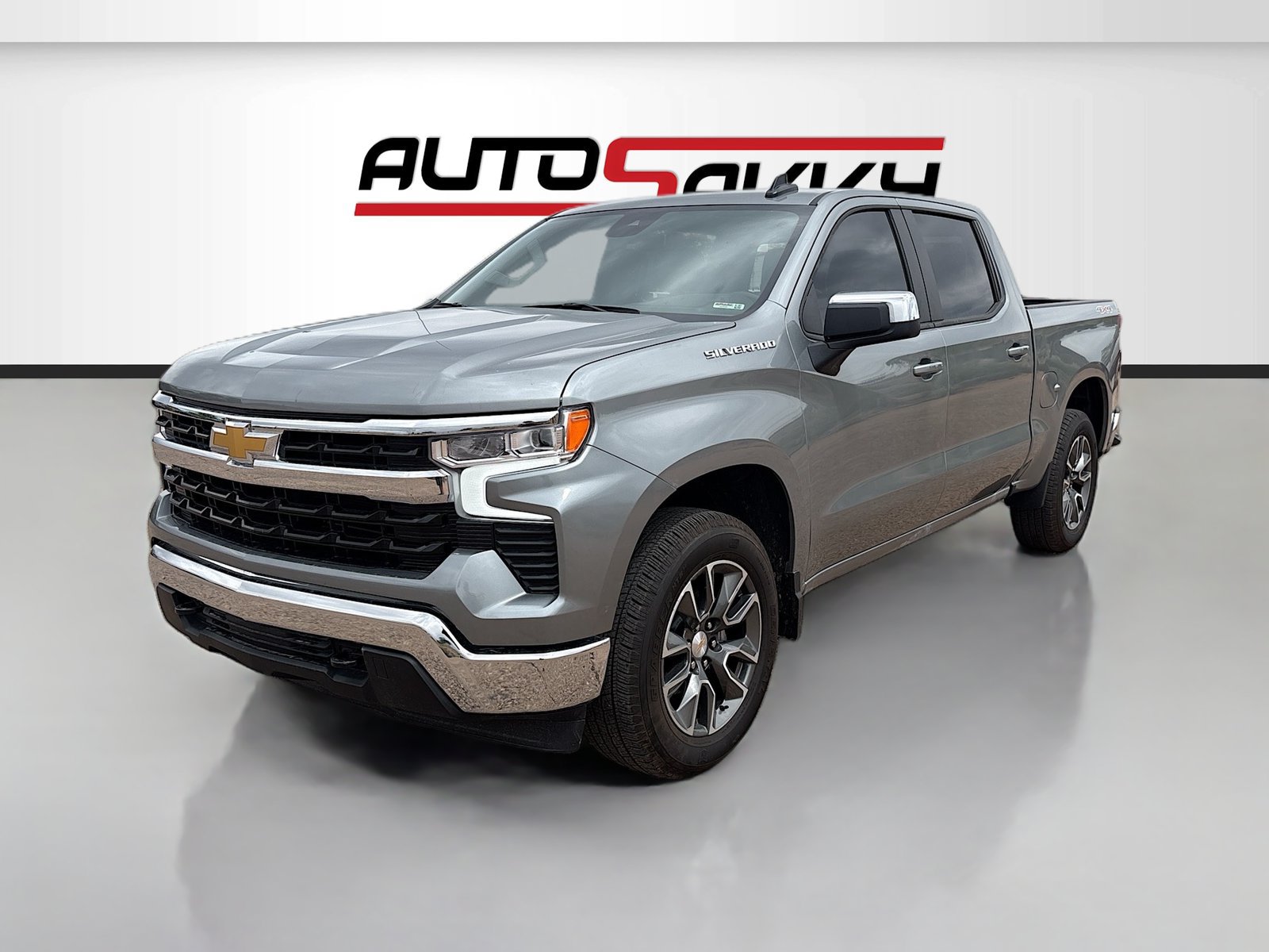 Used 2025 Chevrolet Silverado 1500 LT AWD/4WD image 3