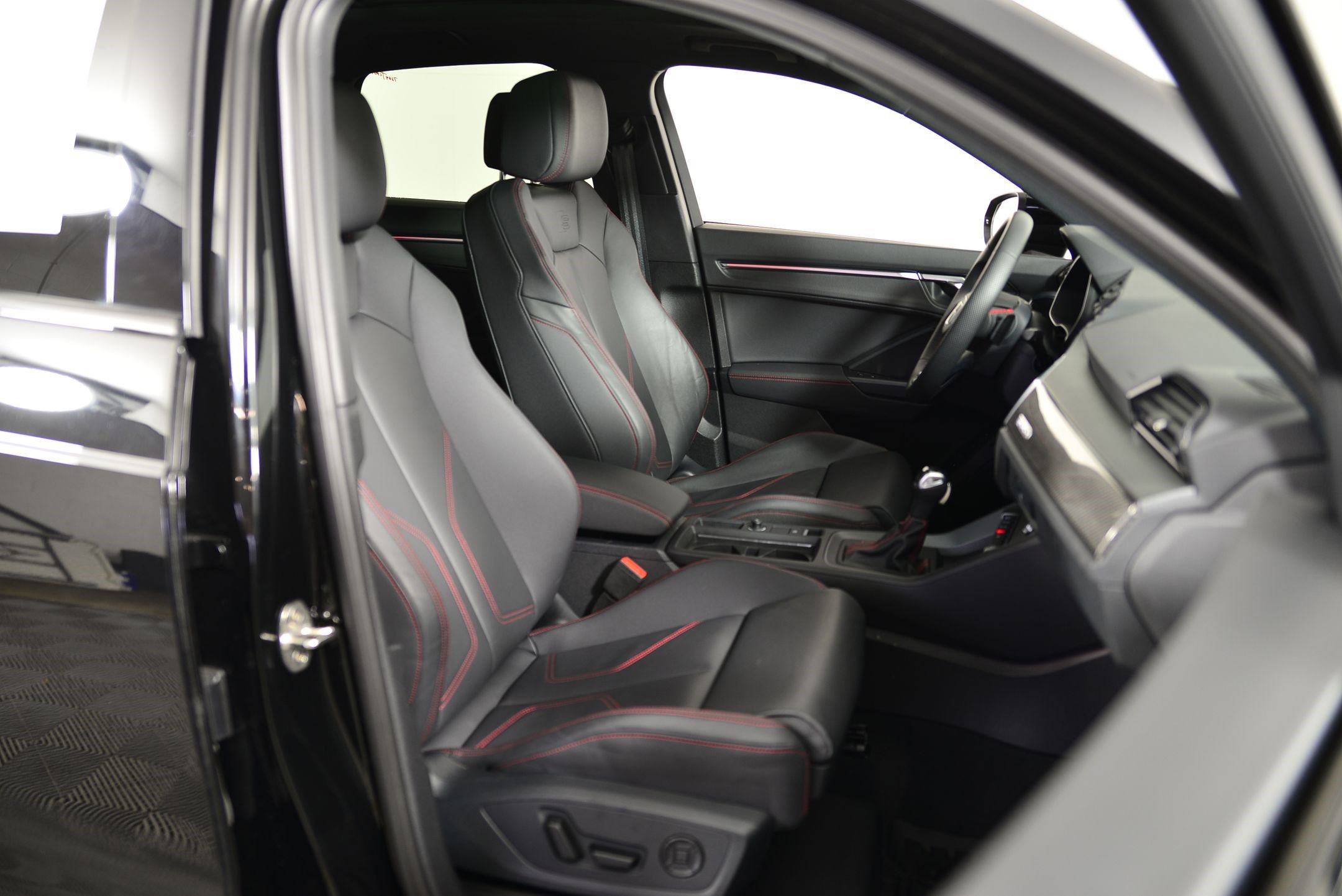 Certified 2025 Audi Q3 2.0T Premium Plus w/ Premium Plus Package image 19