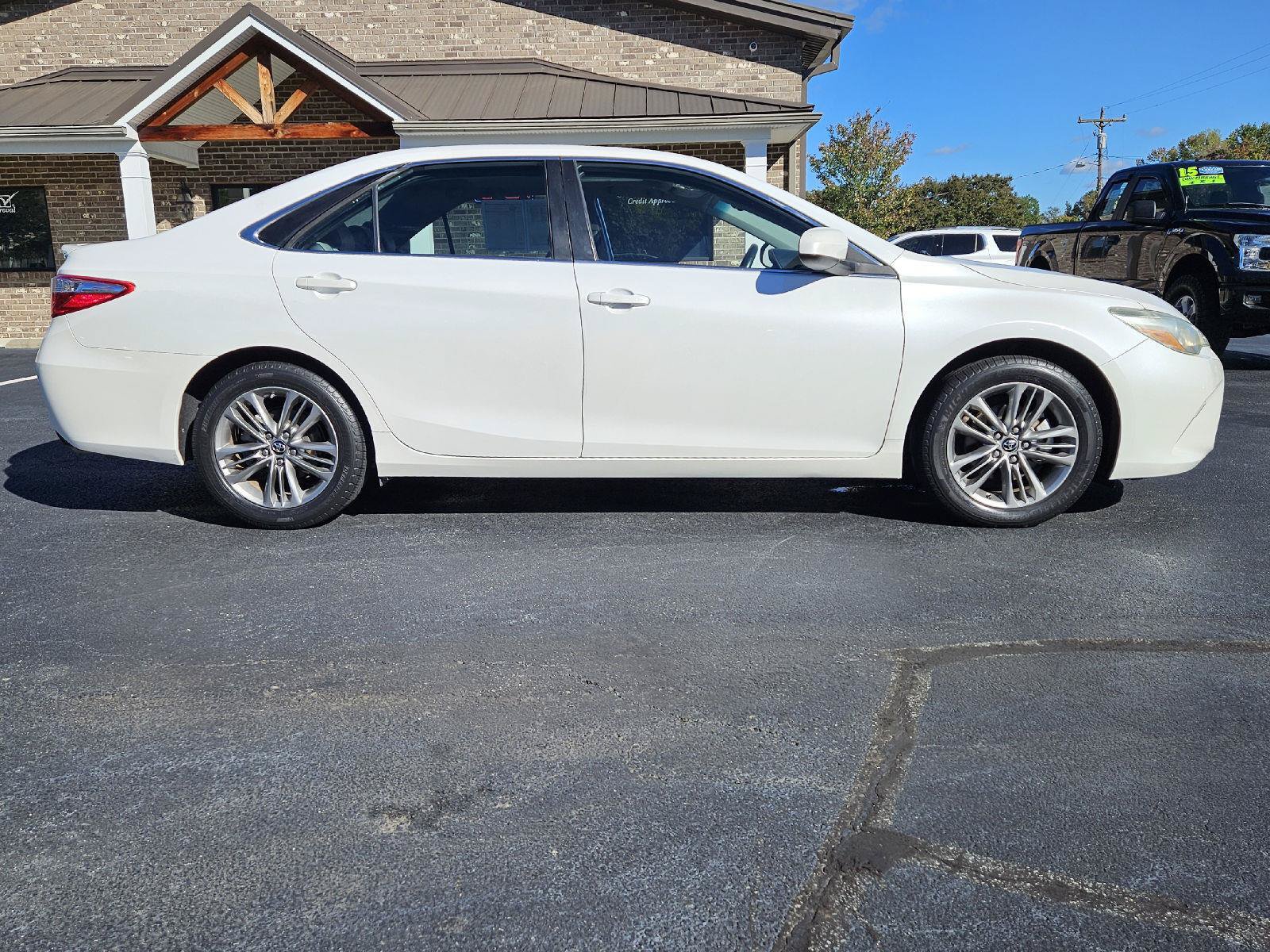 Used 2016 Toyota Camry SE w/ Moonroof Package FWD image 21