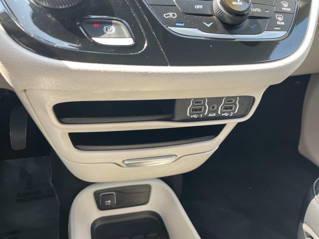 Used 2024 Chrysler Pacifica Touring-L FWD image 26
