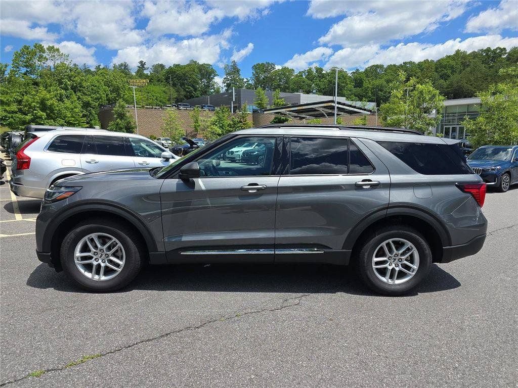 Used 2025 Ford Explorer Active AWD/4WD image 6