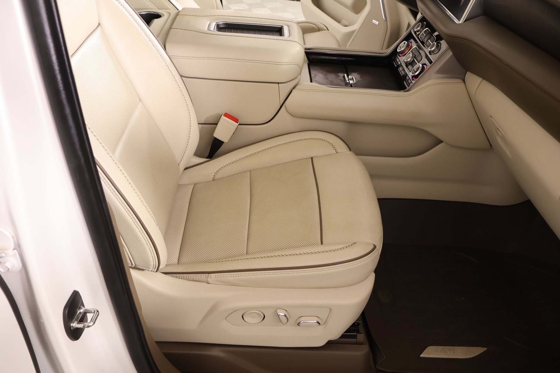 Used 2022 GMC Yukon Denali AWD/4WD image 14