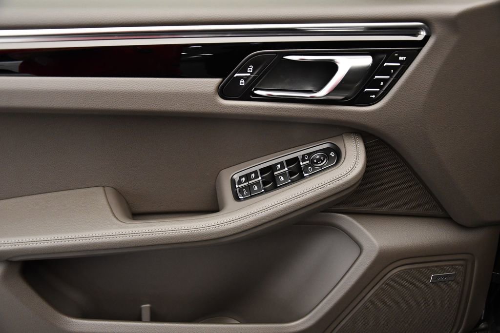 Used 2025 Porsche Macan image 33