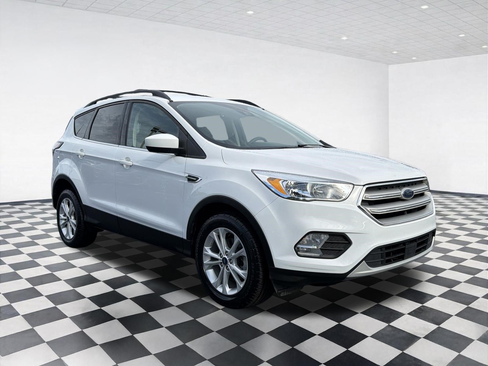 Used 2018 Ford Escape SE w/ Ford Safe & Smart Package FWD image 6