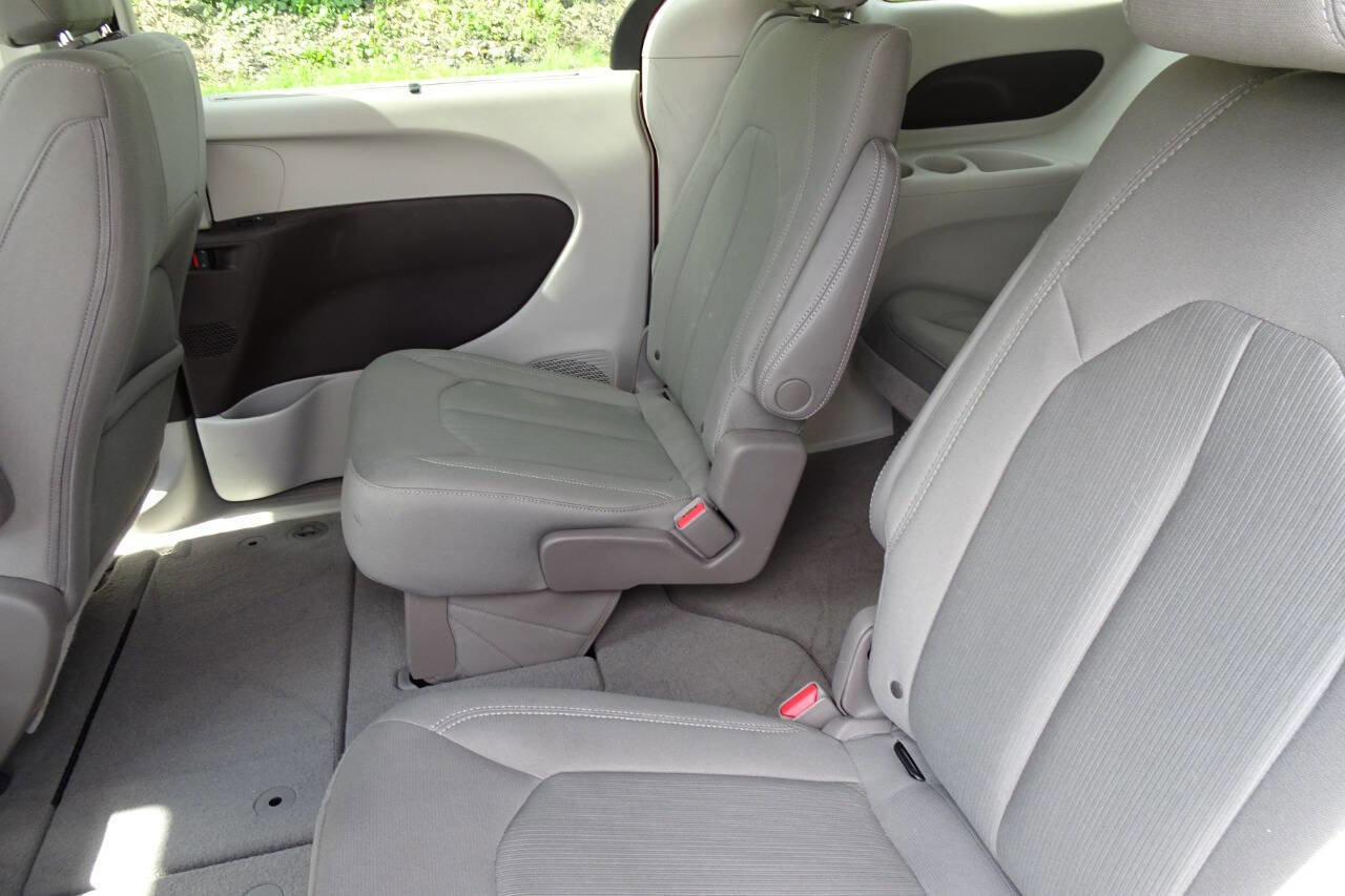 Used 2018 Chrysler Pacifica Touring Plus FWD image 18