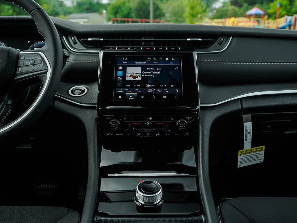 New 2025 Jeep Grand Cherokee Laredo X w/ Luxury Tech Group I image 16