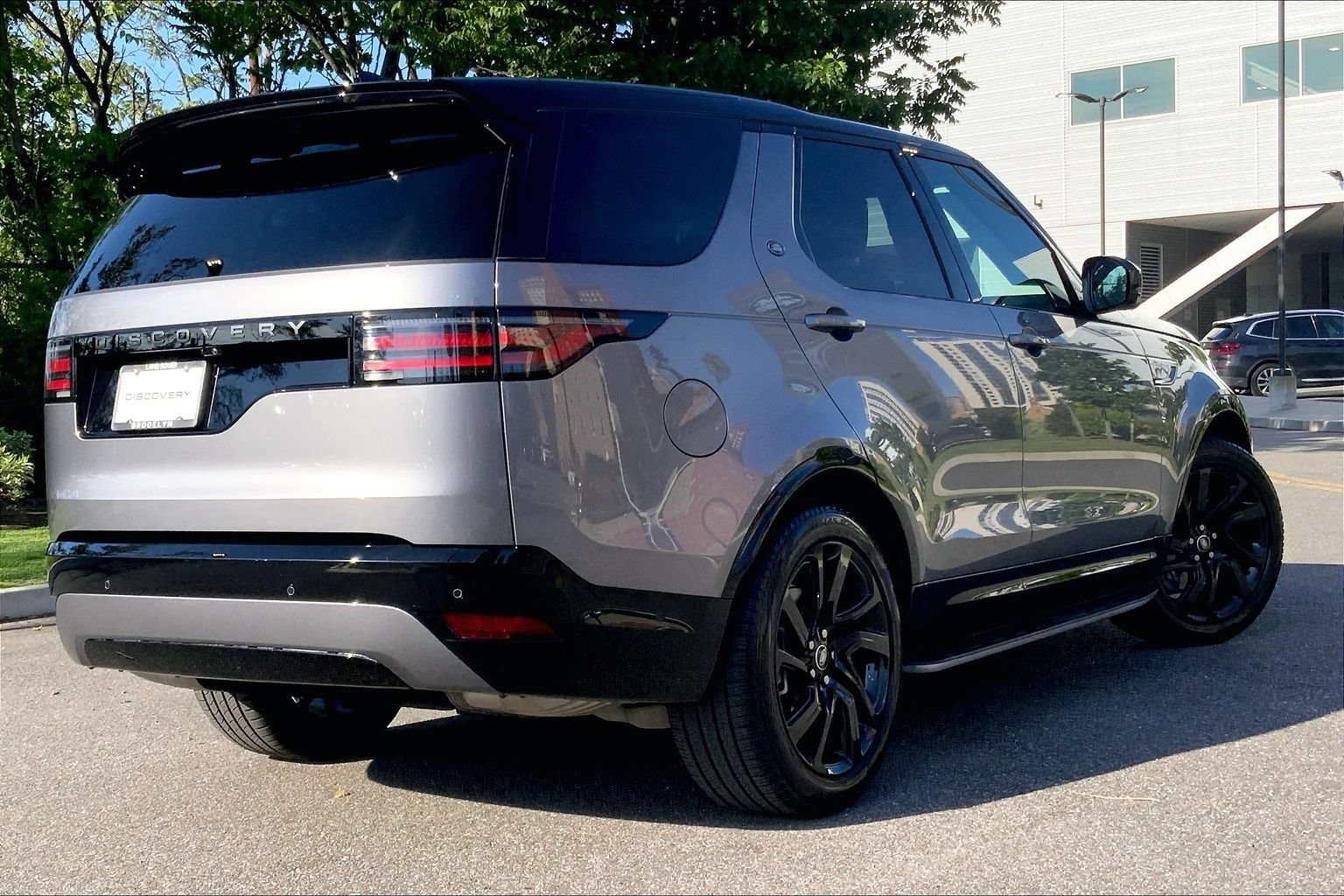 Certified 2025 Land Rover Discovery Dynamic SE AWD/4WD image 12