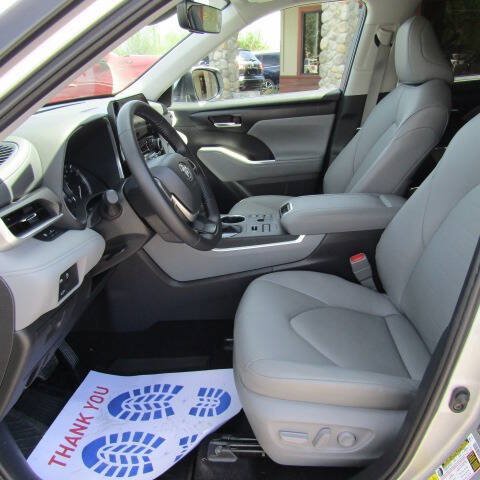 Used 2025 Toyota Highlander XLE AWD/4WD image 6