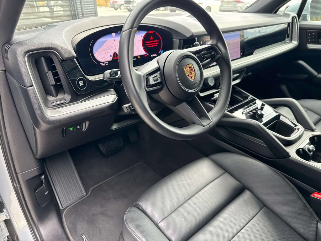 Certified 2025 Porsche Cayenne AWD/4WD image 4