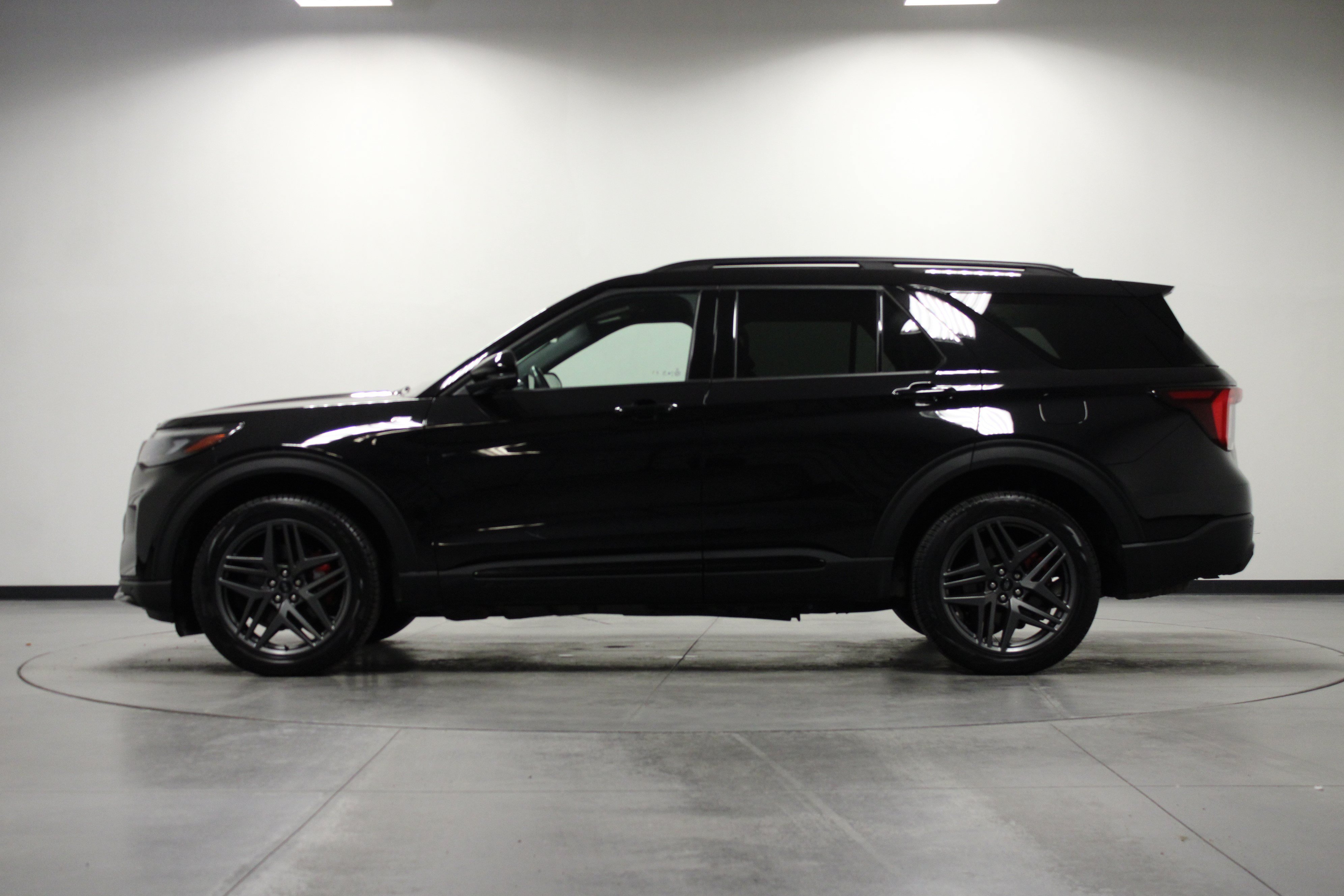 Used 2025 Ford Explorer ST-Line w/ ST-Line Street Pack AWD/4WD image 7