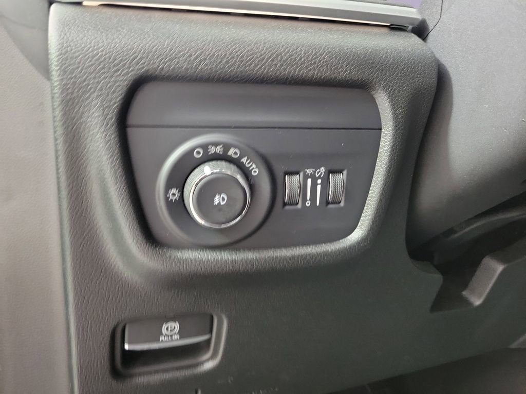 Used 2023 Jeep Grand Cherokee Limited w/ Black Appearance Package RWD image 14