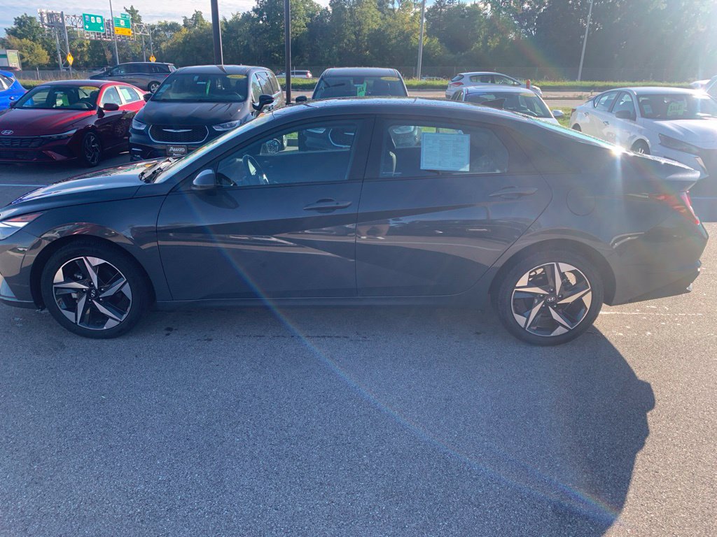 Used 2023 Hyundai Elantra SEL w/ Convenience Package FWD image 2