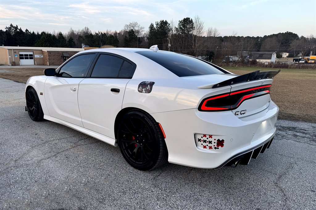 Used 2016 Dodge Charger SRT image 11
