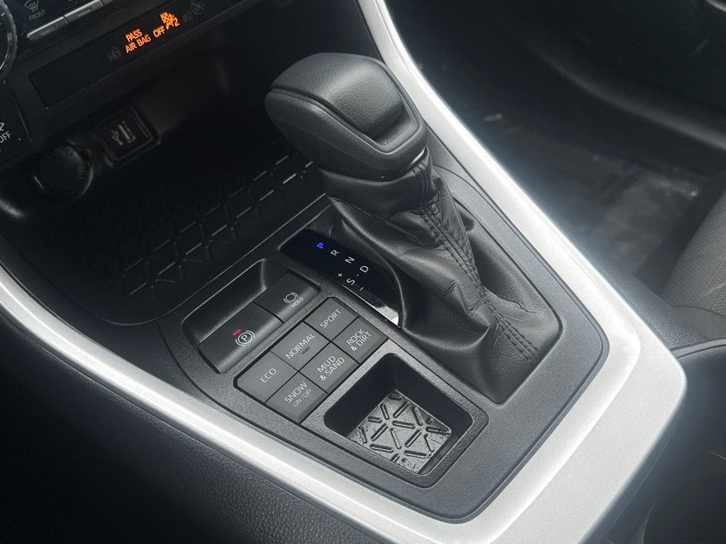 Used 2025 Toyota RAV4 XLE image 25