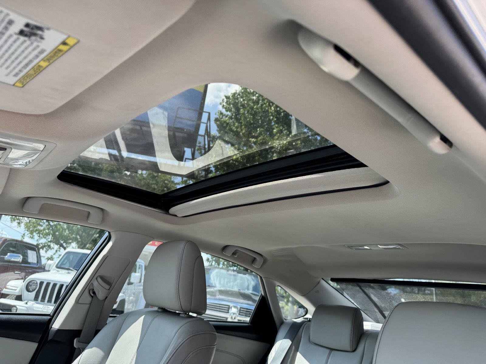 Used 2014 Toyota Avalon Limited w/ Technology Package FWD image 5
