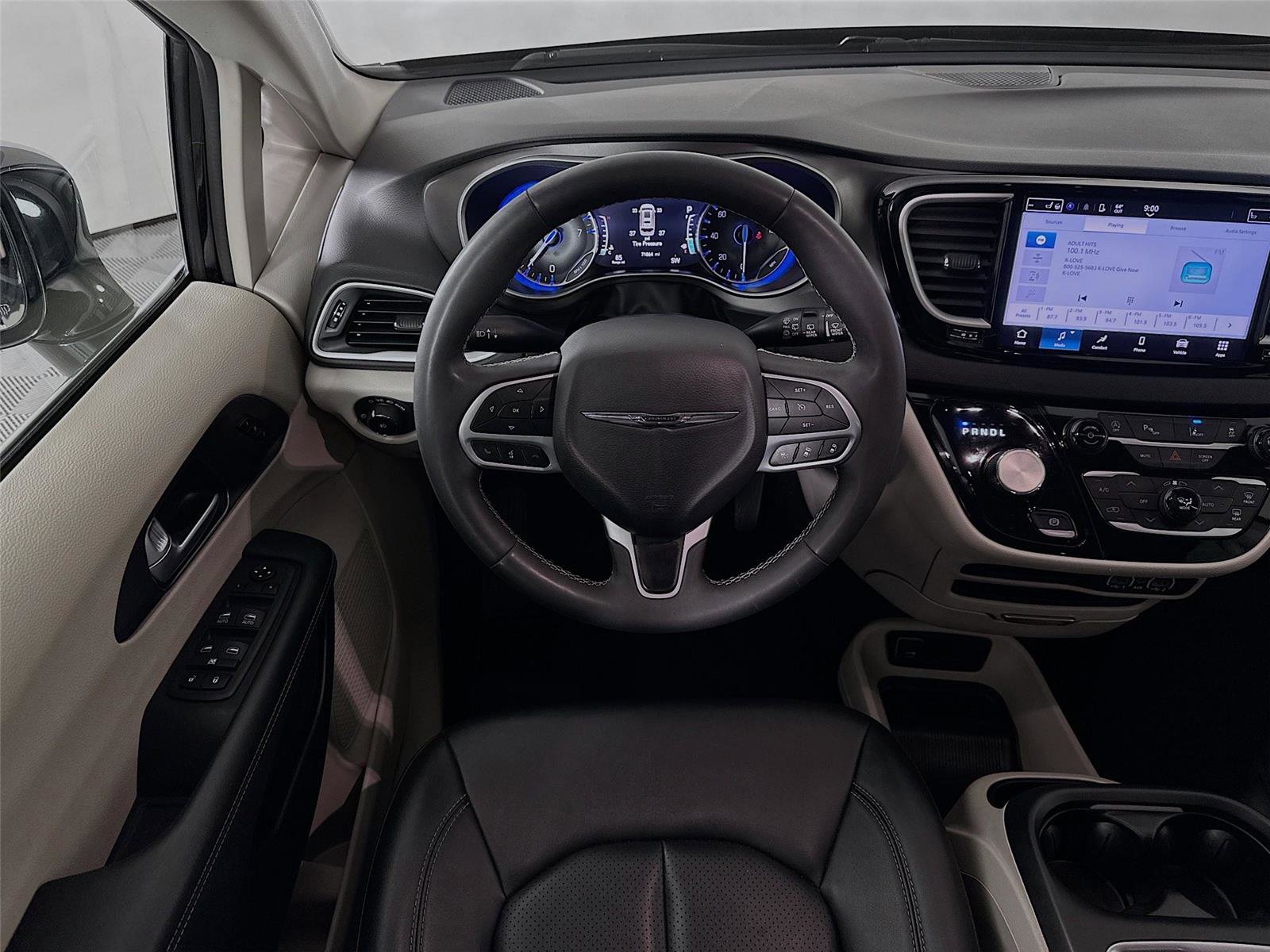 Used 2024 Chrysler Pacifica Touring-L FWD image 2