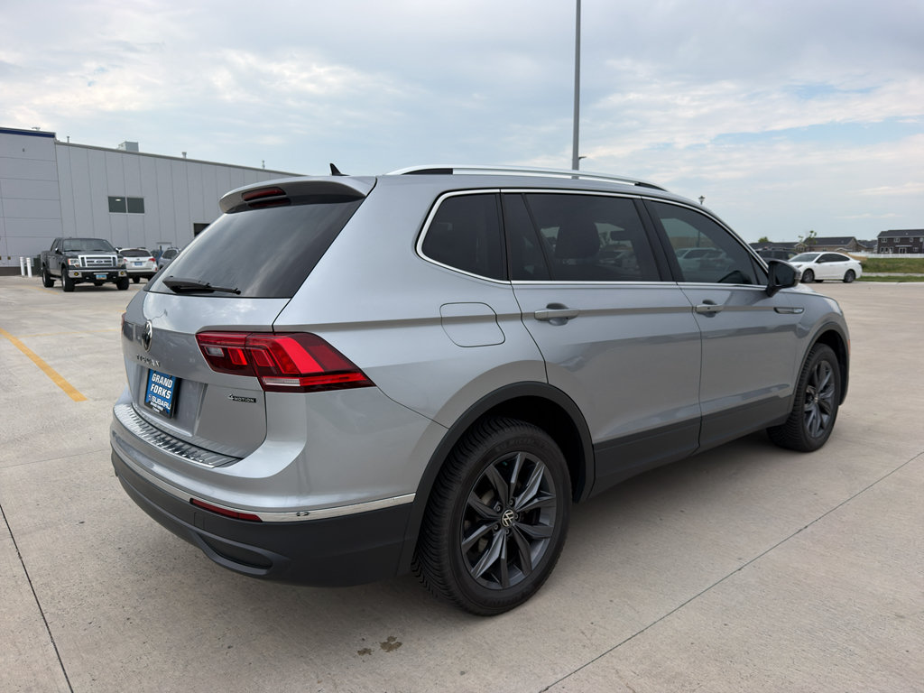 Used 2022 Volkswagen Tiguan SE w/ Panoramic Sunroof Package AWD/4WD image 5