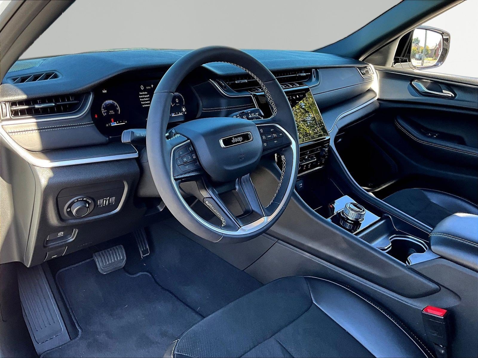 Used 2025 Jeep Grand Cherokee L Altitude AWD/4WD image 17
