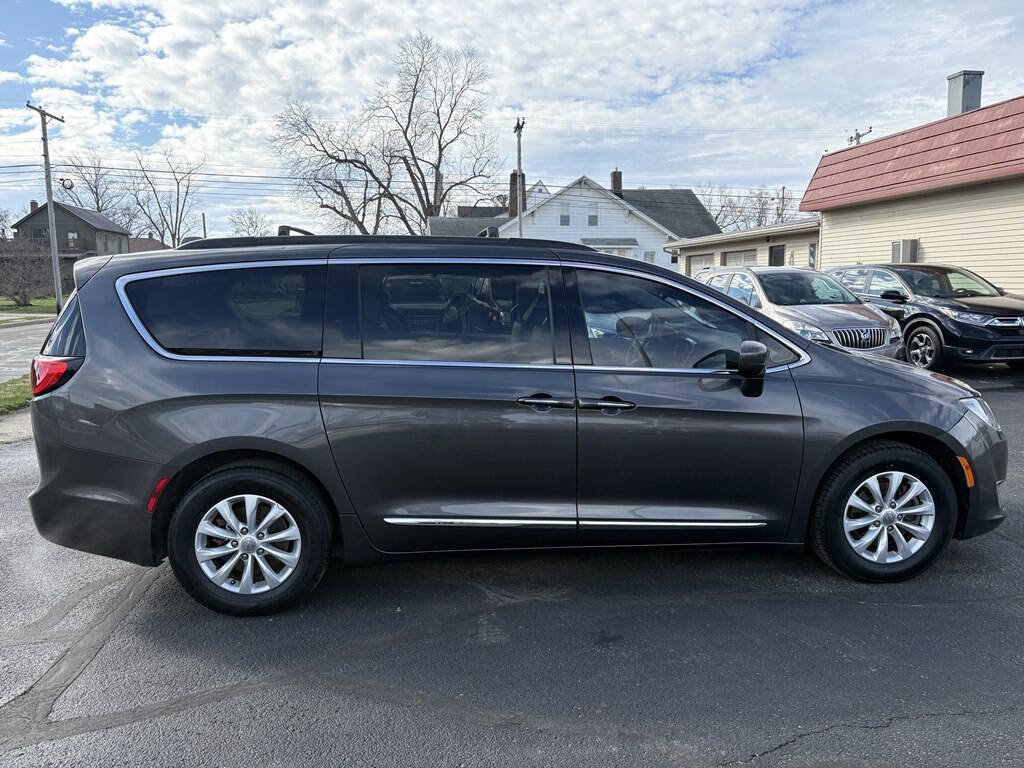Used 2017 Chrysler Pacifica Touring-L image 6