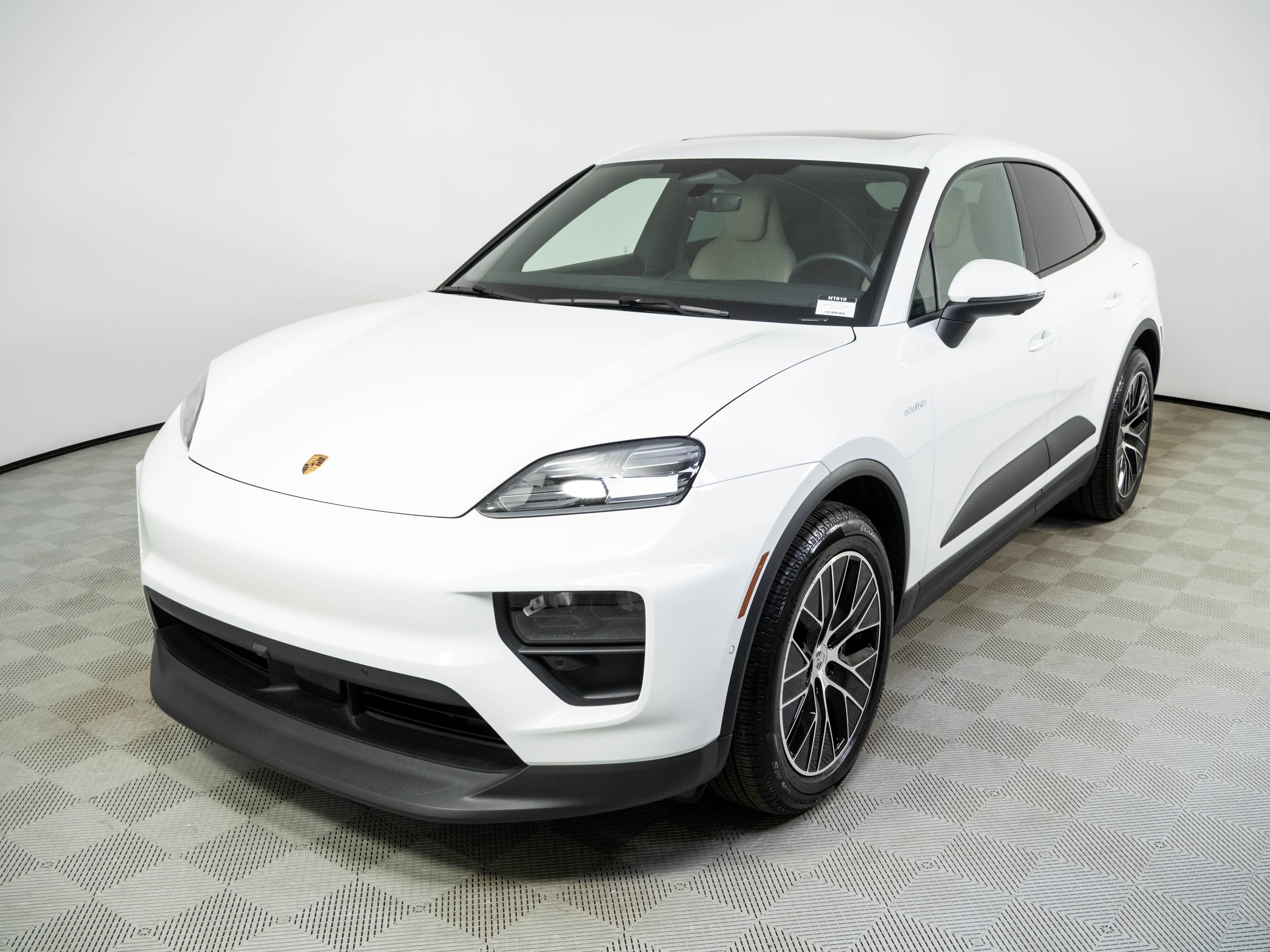 Used 2025 Porsche Macan Electric RWD image 1
