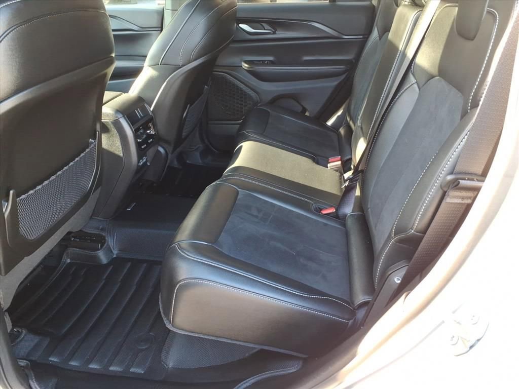 Used 2024 Jeep Grand Cherokee Altitude image 15