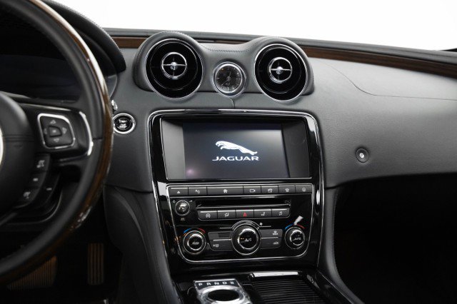 Used 2016 Jaguar XJ R-Sport image 16