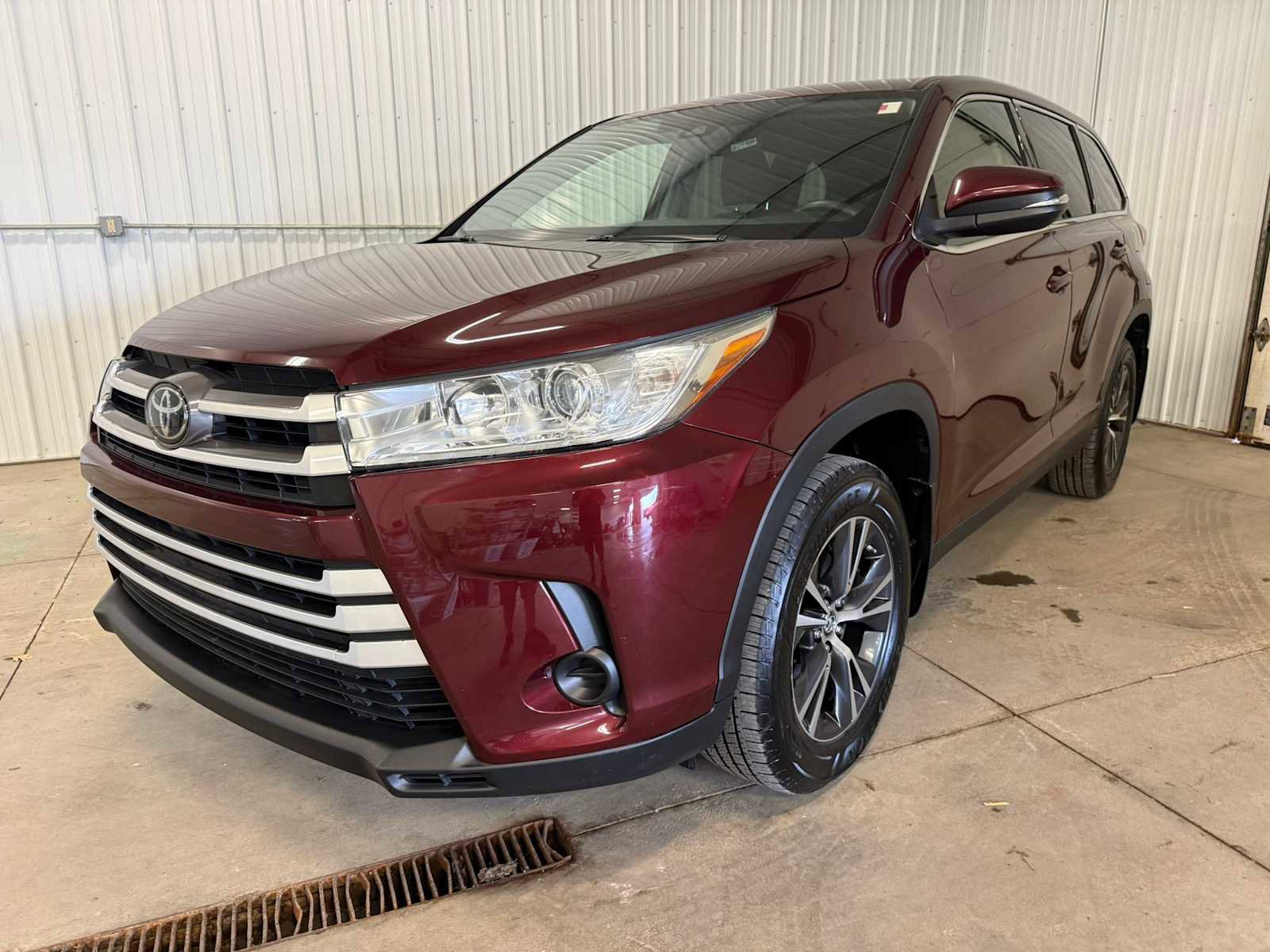 Used 2019 Toyota Highlander LE AWD/4WD image 1