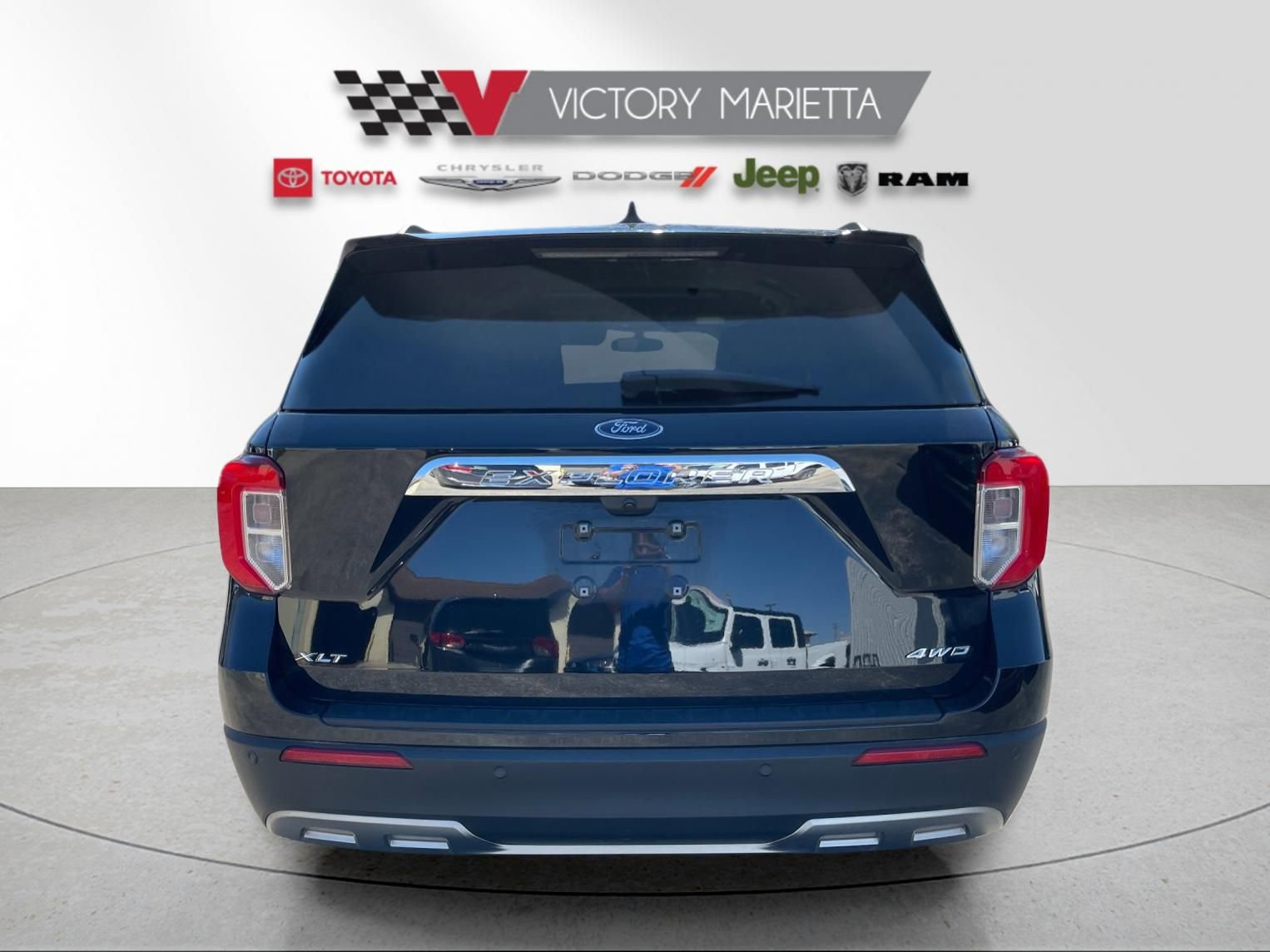 Used 2024 Ford Explorer XLT w/ Equipment Group 202A image 4