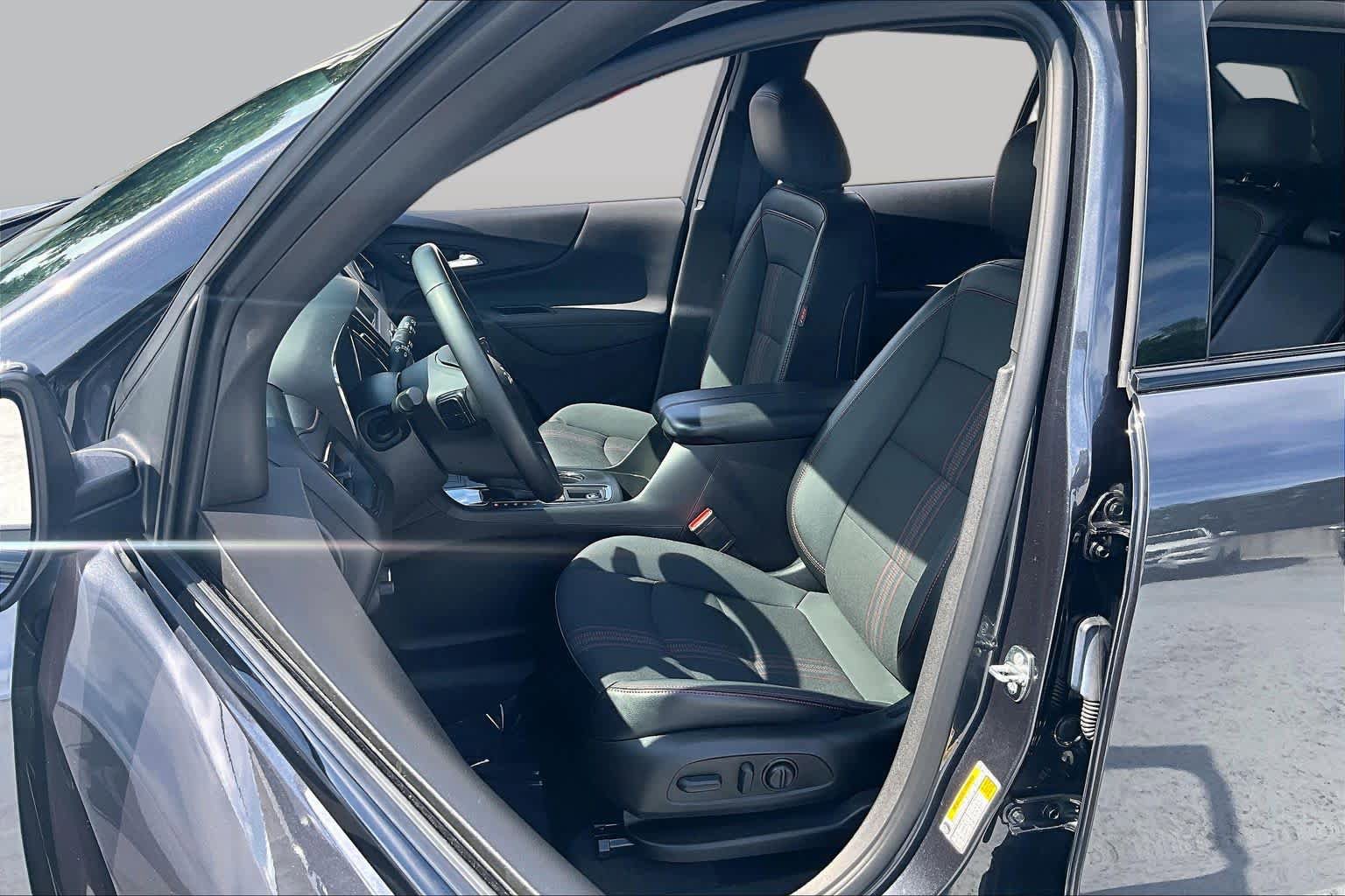 Used 2023 Chevrolet Equinox RS FWD image 7