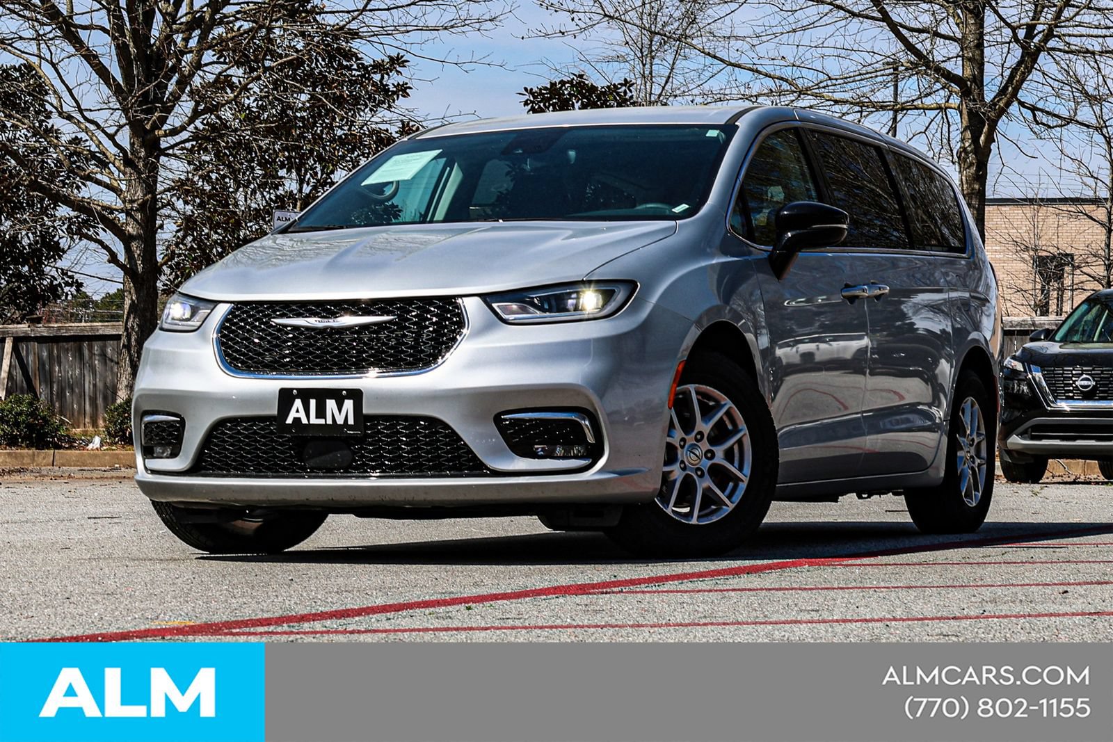 Used 2024 Chrysler Pacifica Touring-L FWD image 2