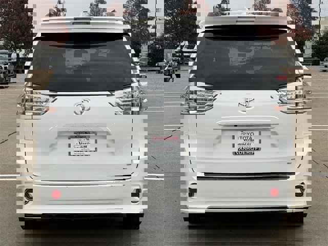 Used 2018 Toyota Sienna SE image 5