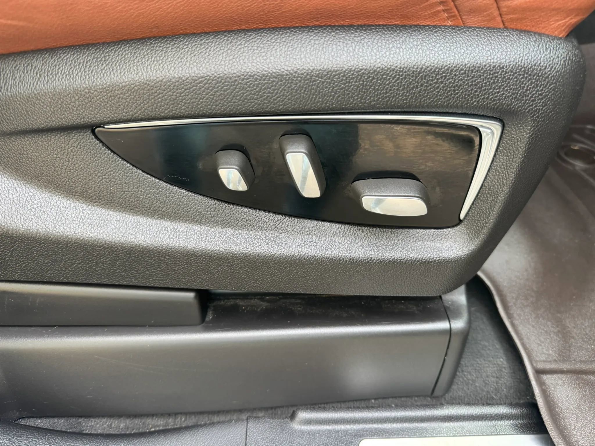 Used 2015 Cadillac Escalade Luxury image 29