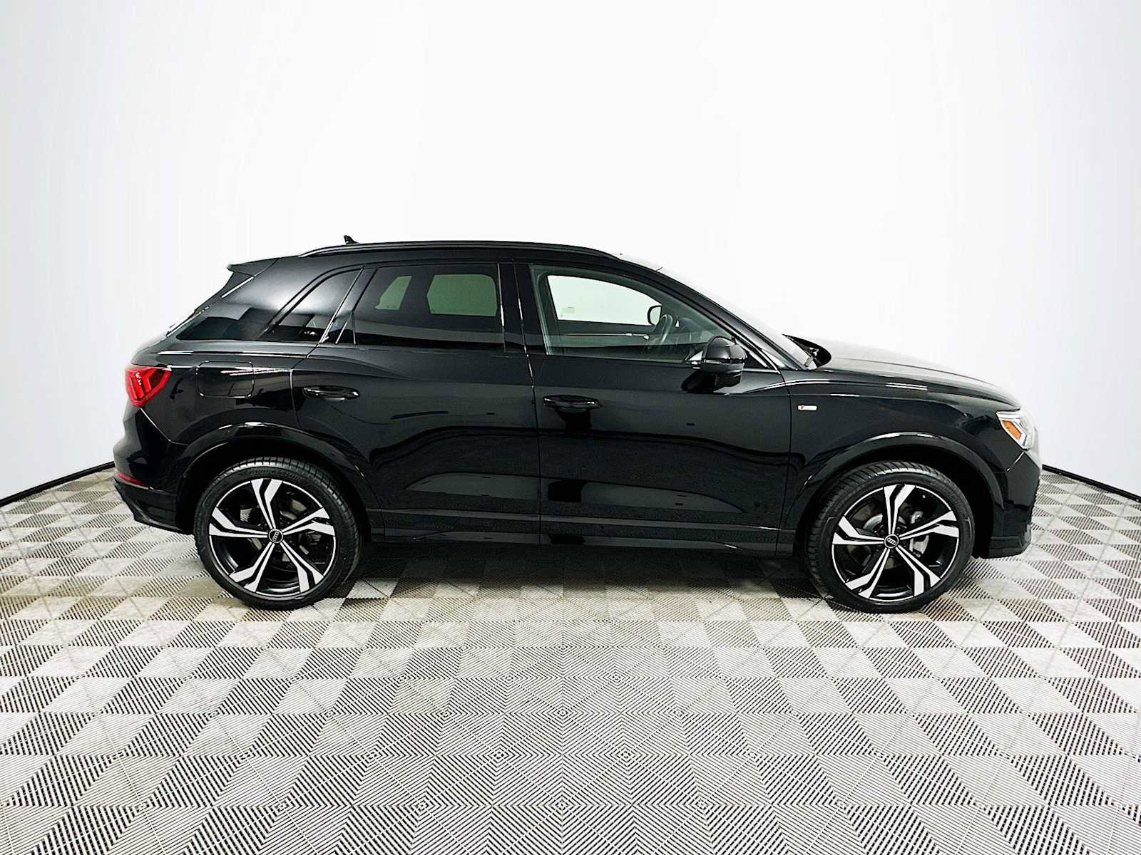 Certified 2024 Audi Q3 2.0T Premium Plus w/ Premium Plus Package AWD/4WD image 8