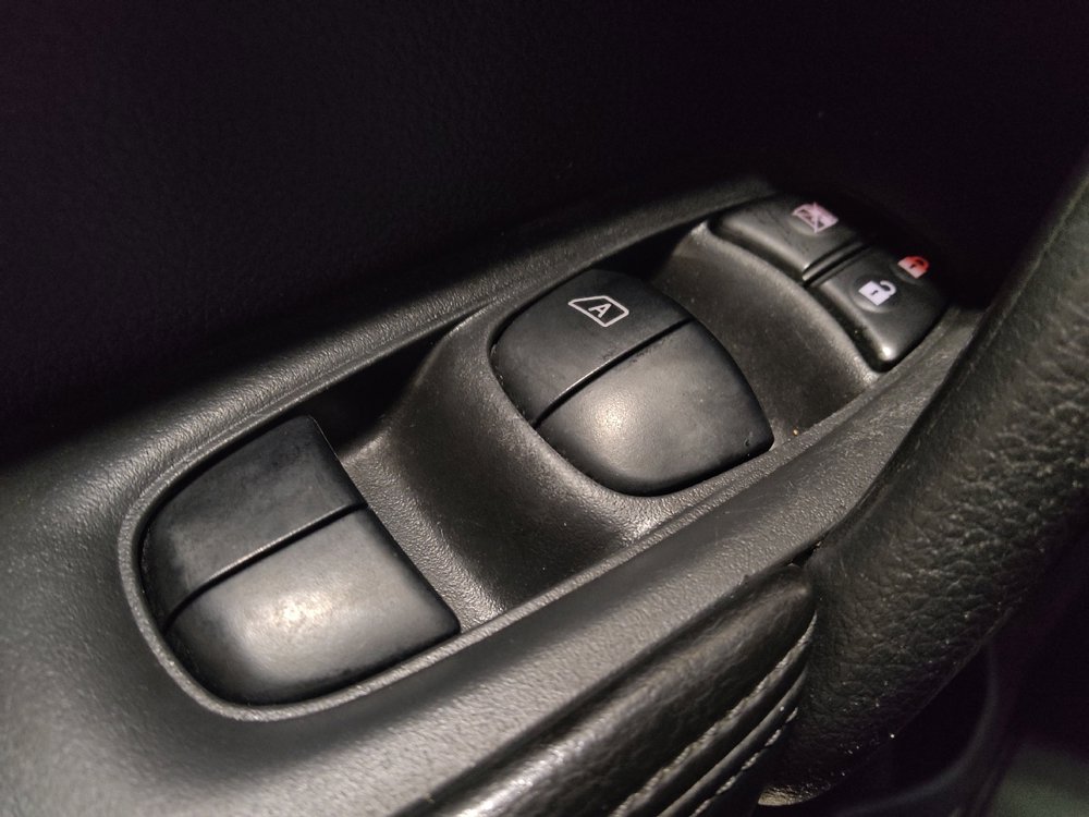 Used 2016 Nissan Rogue SV image 27