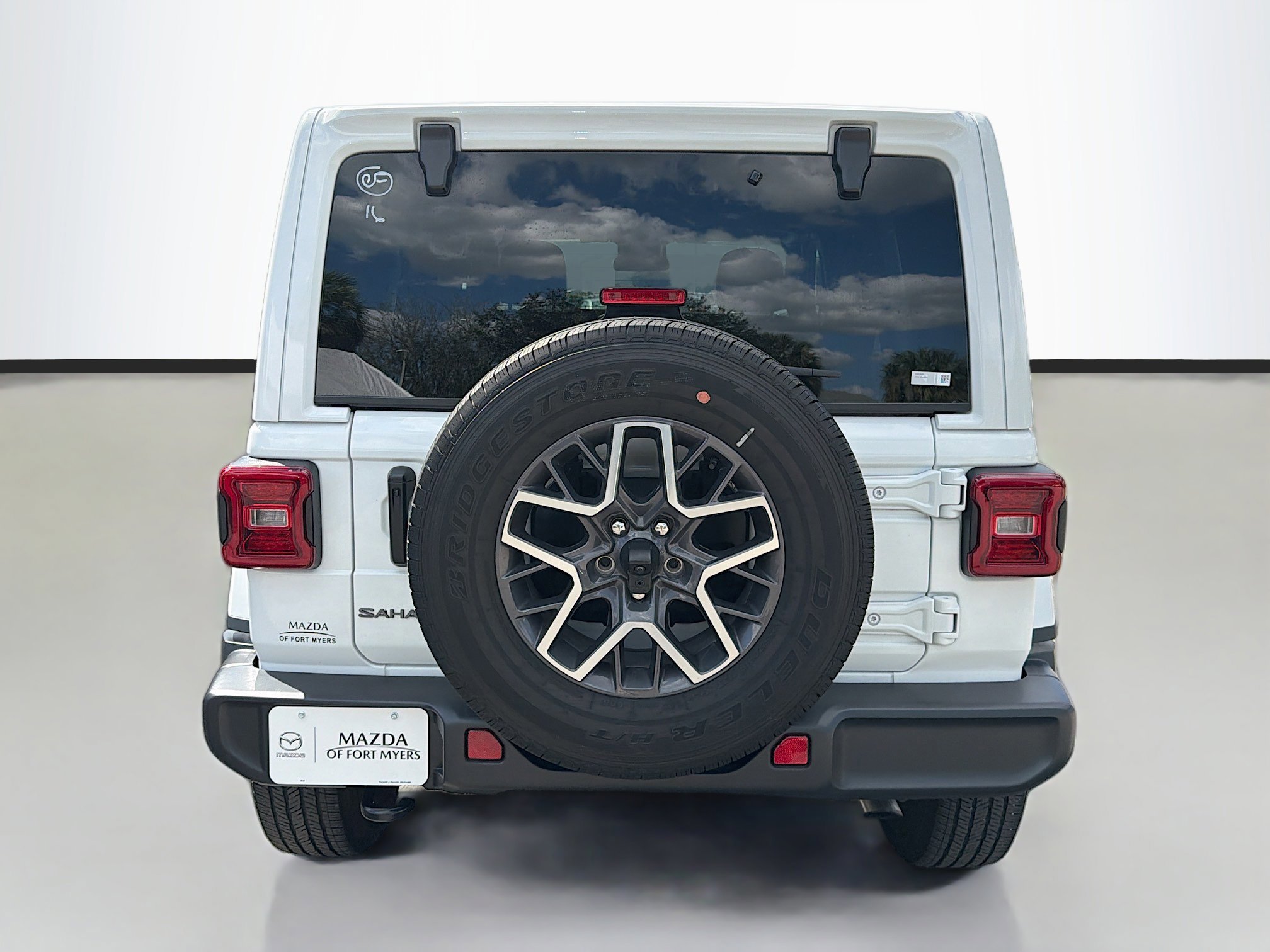 Used 2025 Jeep Wrangler Sahara image 4