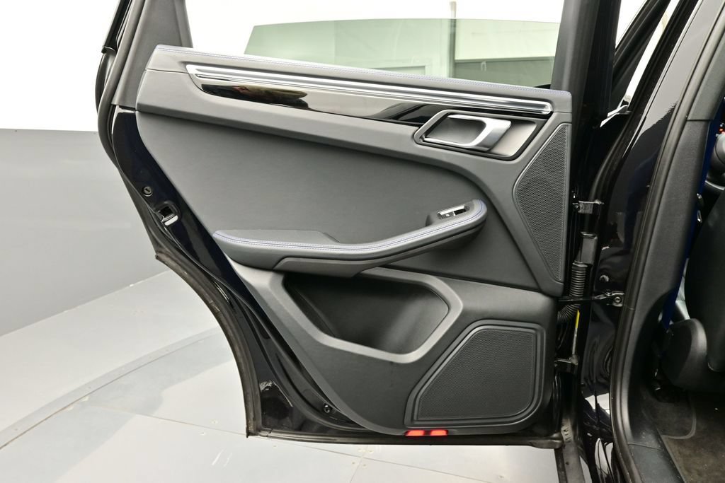 Certified 2023 Porsche Macan AWD/4WD image 13