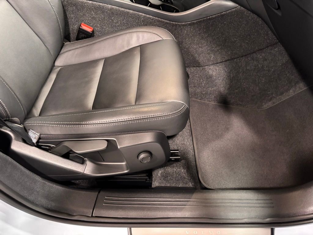 Certified 2025 Volvo XC40 B5 Core image 17