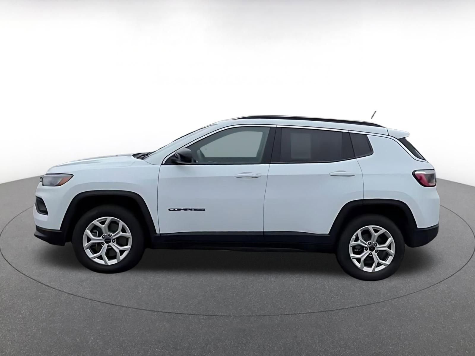 Used 2025 Jeep Compass Latitude AWD/4WD image 9