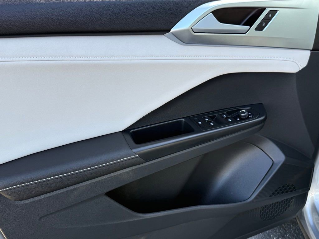 Used 2025 Volkswagen Taos SE image 10