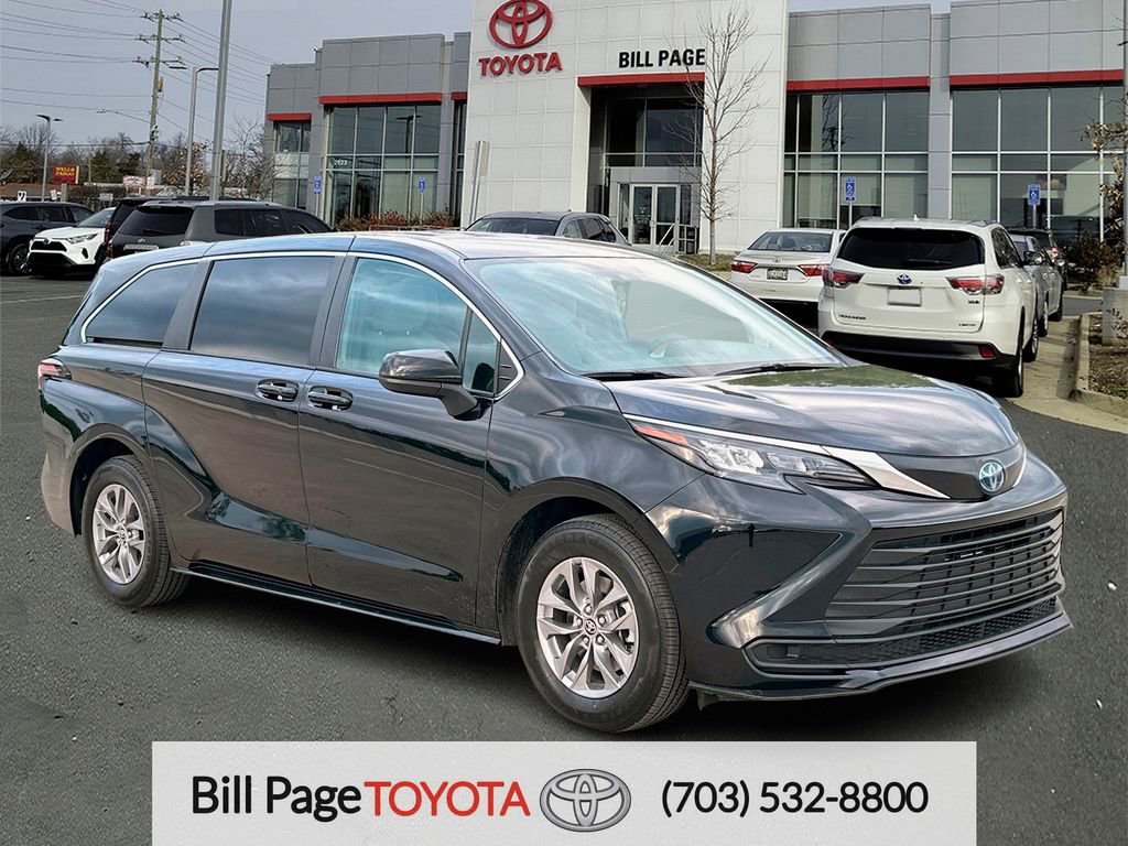 Used 2025 Toyota Sienna LE FWD image 1