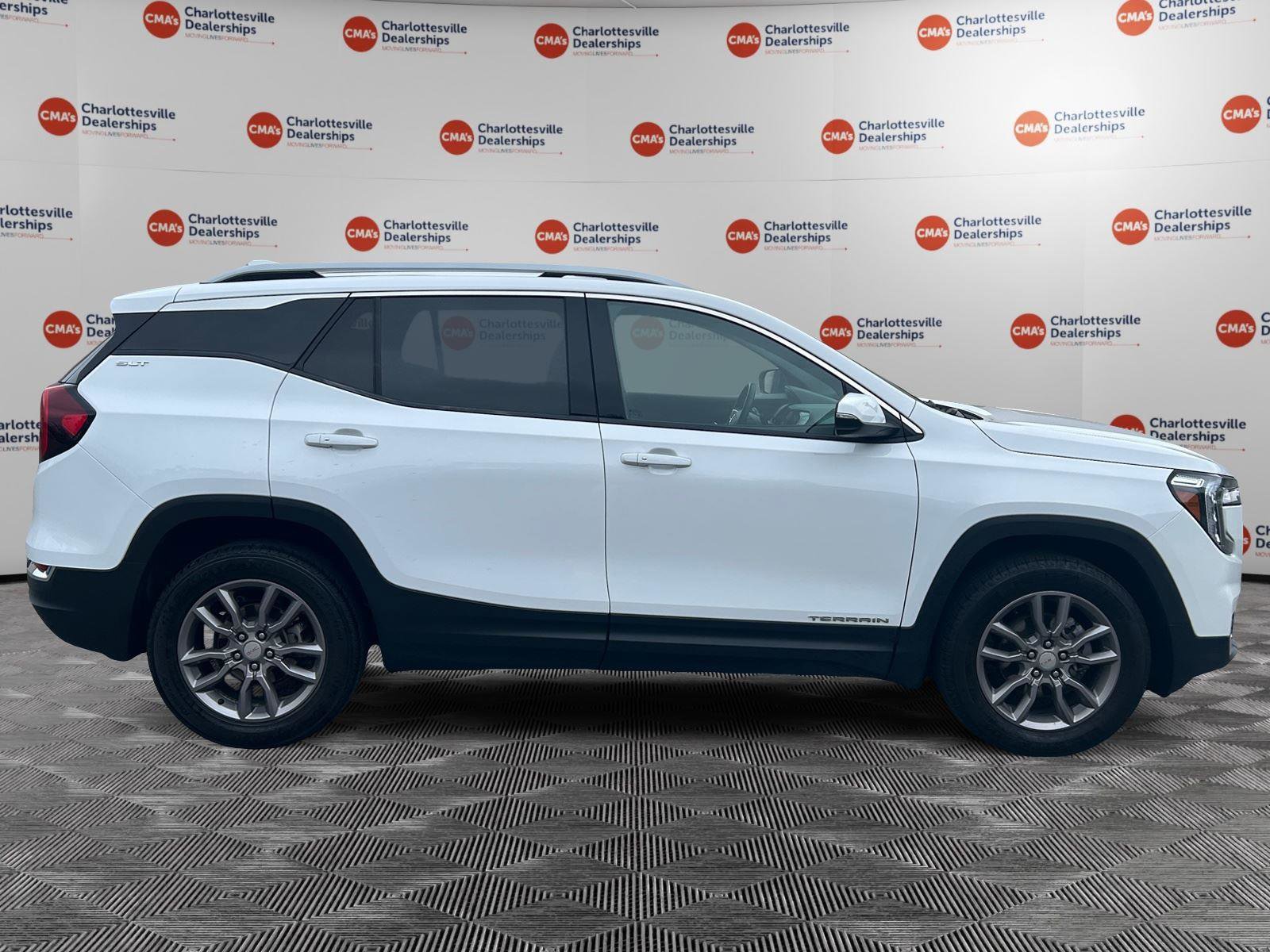 Used 2024 GMC Terrain SLT AWD/4WD image 6